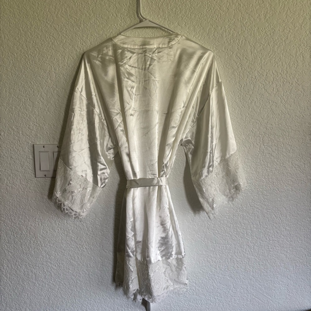Lulu's White Flowing Robe Intimates & Sleepwear - Picture 14 of 16